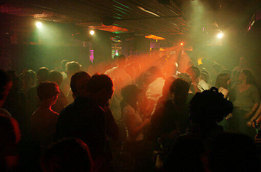 Die Rote Sonne ist im gleichen Gebäude angesiedelt, wie 089-Bar und Pacha, aber der Club ist ganz anders: Jungs und Mädls aus dem Untergrund tanzen sich zu harten Electro-Klängen in Ekstase. Mehr Partybilder aus der Roten Sonne unter:  www.nachtagenten.de