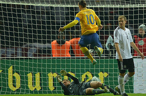 Der Anfang vom Ende: Zlatan Ibrahimovic trifft für Schweden zum 1:4. Keeper Manuel Neuer ist machtlos.