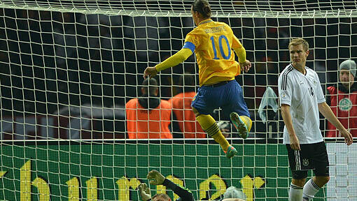 Der Anfang vom Ende: Zlatan Ibrahimovic trifft für Schweden zum 1:4. Keeper Manuel Neuer ist machtlos. Der Anfang vom Ende: Zlatan Ibrahimovic trifft für Schweden zum 1:4. Keeper Manuel Neuer ist machtlos.