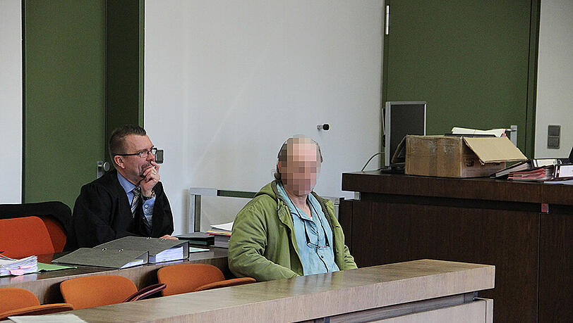 Erneut verurteilt: Der Einbrecher auf der Anklagebank. Erneut verurteilt: Der Einbrecher auf der Anklagebank.