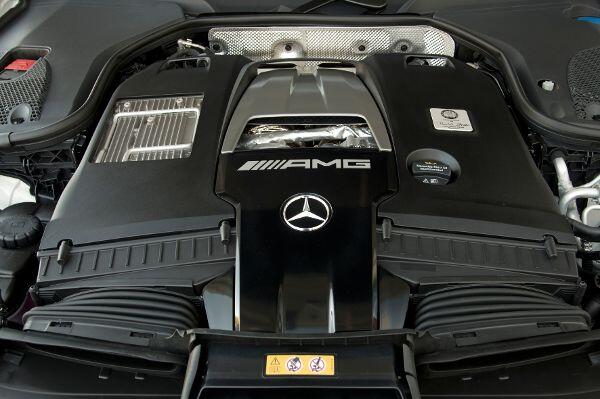 612 PS und 850 Nm maximales Drehmoment entlocken die AMG-Ingenieure dem turbobefeuerten Achtzylinder des E63 S.
