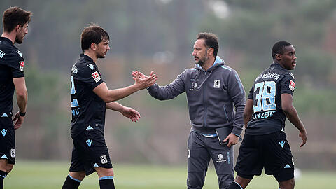 Abklatschen nach dem ersten Testspiel-Sieg: Trainer Vitor Pereira (r.) und Filip Stojkovic (l.).
