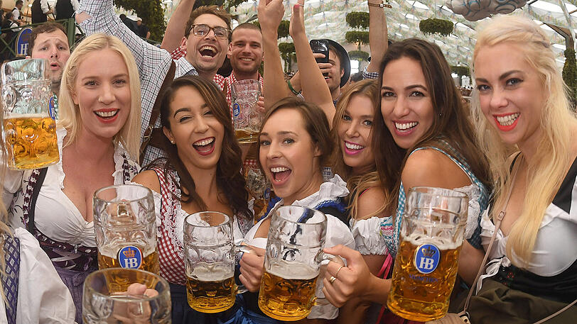 Ausgelassene (Bier-)Seligkeit in den Zelten.