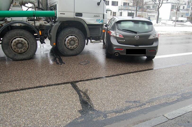 Unsanfte Begegnung: Das Auto hat sich vor dem Betonmischer quer gestellt. Die Fahrerin wird leicht verletzt.