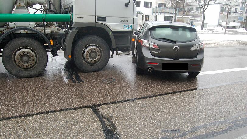 Unsanfte Begegnung: Das Auto hat sich vor dem Betonmischer quer gestellt. Die Fahrerin wird leicht verletzt. Unsanfte Begegnung: Das Auto hat sich vor dem Betonmischer quer gestellt. Die Fahrerin wird leicht verletzt.