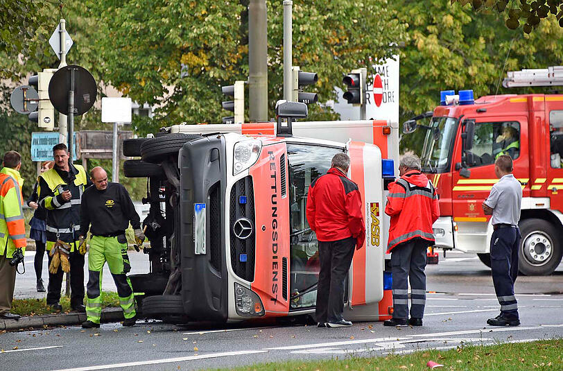 Rettungswagen in Seitenlage: Gottseidank wurde bei dem Unfall niemand verletzt.