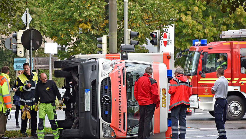 Rettungswagen in Seitenlage: Gottseidank wurde bei dem Unfall niemand verletzt. Rettungswagen in Seitenlage: Gottseidank wurde bei dem Unfall niemand verletzt.