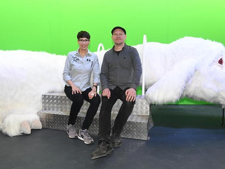 Bavaria-Filmstadt-Leiterin Valeria Torchiaro-Steinmeier, Kurator Sven Femerling und der Glücksdrache Fuchur aus dem Film "Die Unendliche Geschichte".