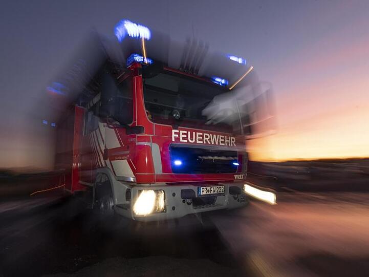 Ein Feuerwehrfahrzeug mit eingeschaltetem Blaulicht. Foto: Patrick Seeger/dpa/Archivbild