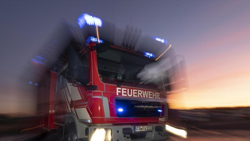 Ein Feuerwehrfahrzeug mit eingeschaltetem Blaulicht. Foto: Patrick Seeger/dpa/Archivbild