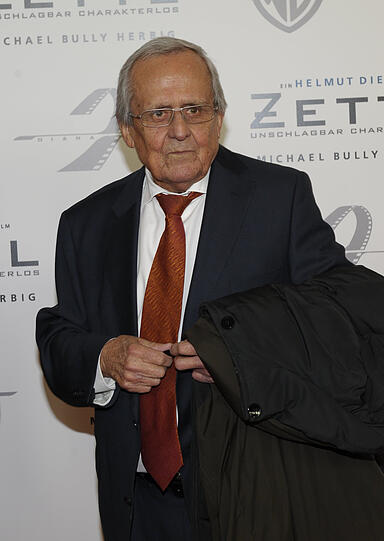 Ende September 2013 sprach Kabarettist Dieter Hildebrandt noch von einer "Auszeit", die er sich nehme. Dann kam die Nachricht von seiner Krebserkrankung. In der Nacht zum 20. November 2013 verstarb Hildebrandt mit 86 Jahren in einem Münchner Krankenhaus.