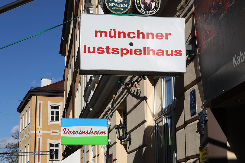 Zwei konstante Altschwabinger Perlen in der Occamstraße: das "Vereinsheim" und das "Lustspielhaus".