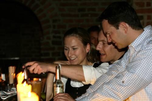 Das Bier schmeckt Carmen, Andi und Martin auch im Barysphär. Und rauchen dürfen sie unten im Club auch.