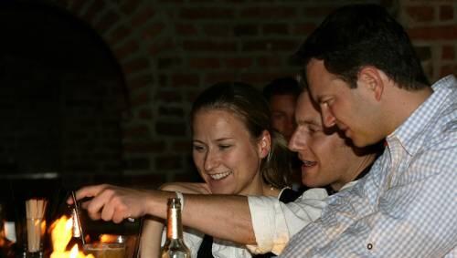Das Bier schmeckt Carmen, Andi und Martin auch im Barysphär. Und rauchen dürfen sie unten im Club auch. Das Bier schmeckt Carmen, Andi und Martin auch im Barysphär. Und rauchen dürfen sie unten im Club auch.