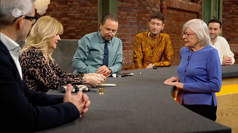 Elke Velten sicherte sich die Brosche für 14.500 Euro. "Juhu", jubelte die Verkäuferin (rechts) - ihre Kreuzfahrt war jetzt sicher bezahlt. Elke Velten sicherte sich die Brosche für 14.500 Euro. "Juhu", jubelte die Verkäuferin (rechts) - ihre Kreuzfahrt war jetzt sicher bezahlt.