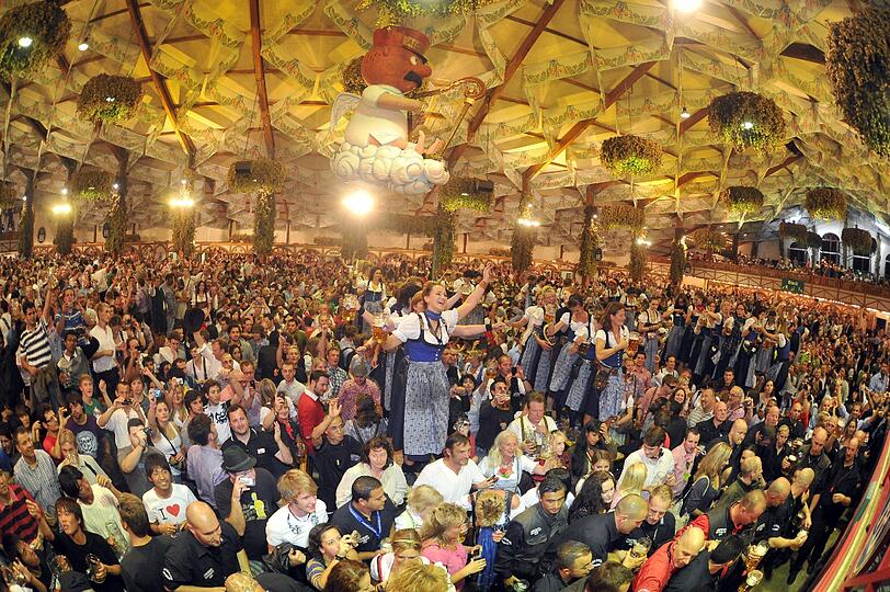 Sternwerfer, gedimmtes Licht und ein Bißchen Wehmut: Die Bilder vom Wiesn-Kehraus.