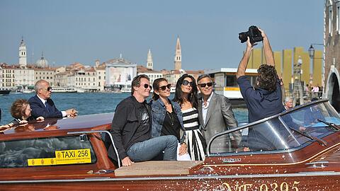 Clooney und Alamuddin schippern mit Topmodel Cindy Crawford und dem Geschäftsmann Rande Gerber durch Venedig. Foto: Andrea Merola