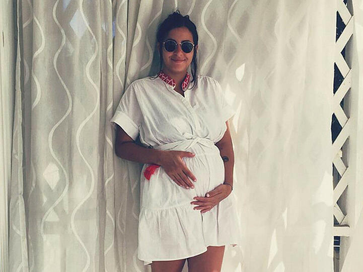 Die Freude über ihre Schwangerschaft ist Alanna Masterson förmlich anzusehen
