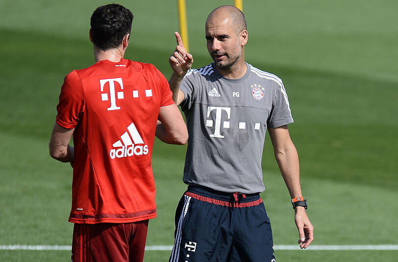 Für die Tanzeinlage mit Rafinha bekommt Lewandowski auch von Pep Guardiola anerkennende Worte.