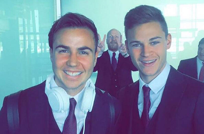 Mario Götze und Joshua Kimmich - plus Fotobomb-Ikone Matthias Sammer.