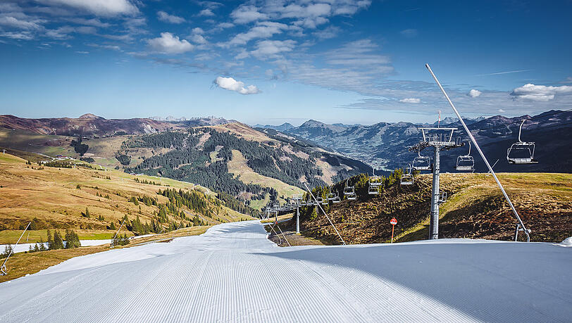Bei strahlendem Sonnenschein ziehen sich weiße Kunstschnee-Teppiche durch die Kitzbüheler Alpen - befremdliche Bilder von der Saisoneröffnung. Bei strahlendem Sonnenschein ziehen sich weiße Kunstschnee-Teppiche durch die Kitzbüheler Alpen - befremdliche Bilder von der Saisoneröffnung.