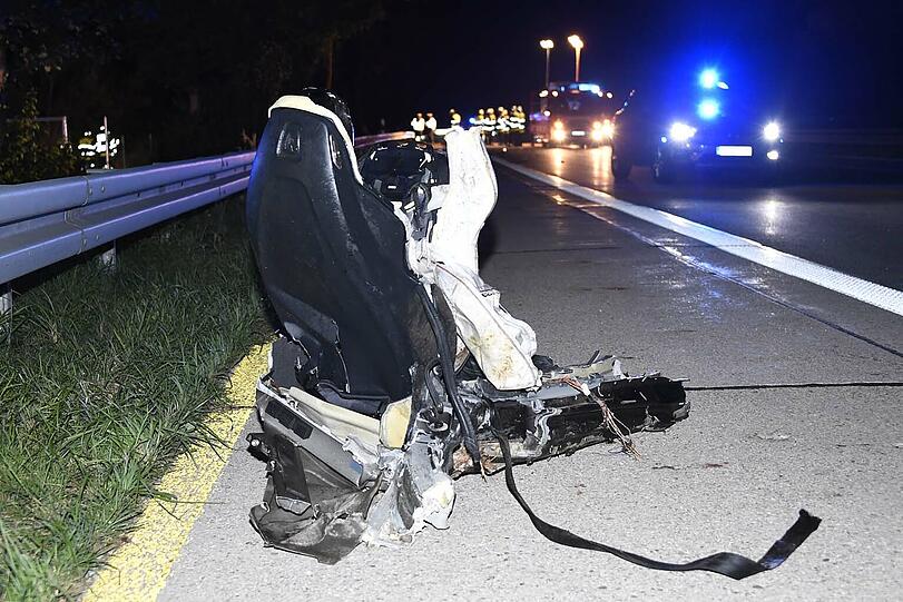 Bei einem schweren Unfall auf der A95 Richtung Garmisch in Höhe des Autobahnkreuzes Starnberg verunglückte ein Sportwagen. Ein Person kam dabei ums Leben, eine weitere wurde schwer verletzt.