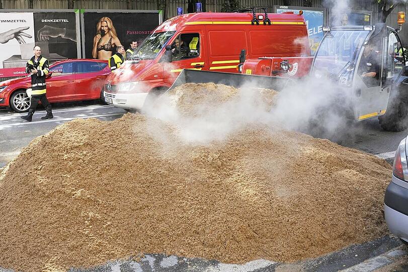 Dampfender Biertreber wird von der Pappenheimstraße geräumt.