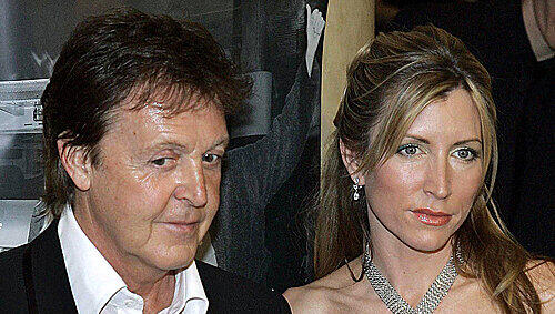 Nach knapp zwei Jahren soll jetzt Schluss sein mit der Scheidungsschlacht: Paul McCartney und Heather Mills haben sich geeinigt. Nach knapp zwei Jahren soll jetzt Schluss sein mit der Scheidungsschlacht: Paul McCartney und Heather Mills haben sich geeinigt.