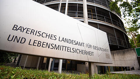 Vor dem Gebäude des bayerischen Landesamtes für Gesundheit und Lebensmittelsicherheit. (Archivbild)