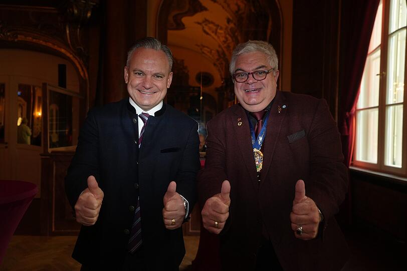 Christian Scharpf und G&uuml;nter Grauer. Grauer erhielt eine W&uuml;rdigung. Ihm wurde eine Weste geschenkt mit der Aufschrift: "I bin Fasching".