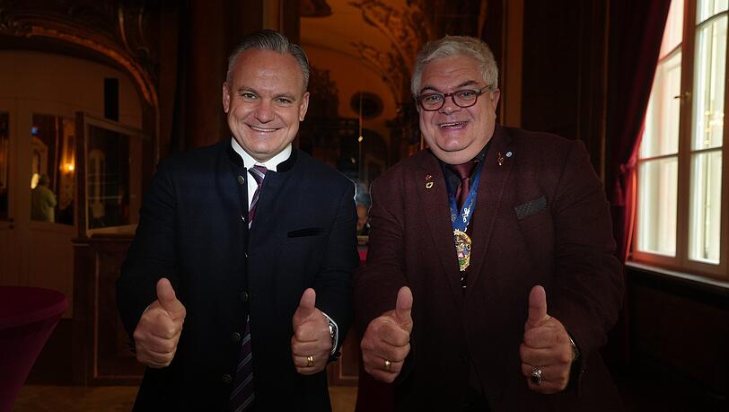 Christian Scharpf und G&uuml;nter Grauer. Grauer erhielt eine W&uuml;rdigung. Ihm wurde eine Weste geschenkt mit der Aufschrift: "I bin Fasching".