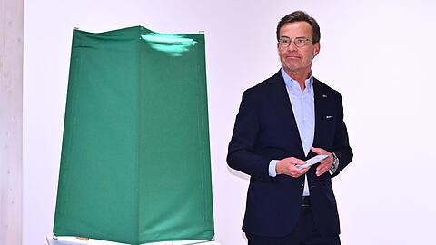 Regierungschef Ulf Kristersson bei der Stimmabgabe.