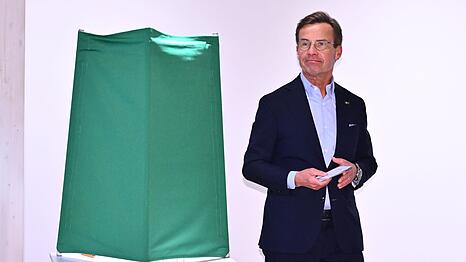 Regierungschef Ulf Kristersson bei der Stimmabgabe.