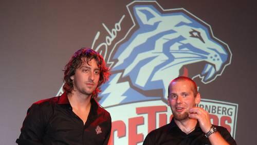 Zwei, für die es nur einen Platz gibt: Patrick Ehelechner (links) und Adam Svoboda sind laut Trainer Brockmann „beide sehr gute Leute“, aber nur einer kann ins Tiger-Tor. Zwei, für die es nur einen Platz gibt: Patrick Ehelechner (links) und Adam Svoboda sind laut Trainer Brockmann „beide sehr gute Leute“, aber nur einer kann ins Tiger-Tor.
