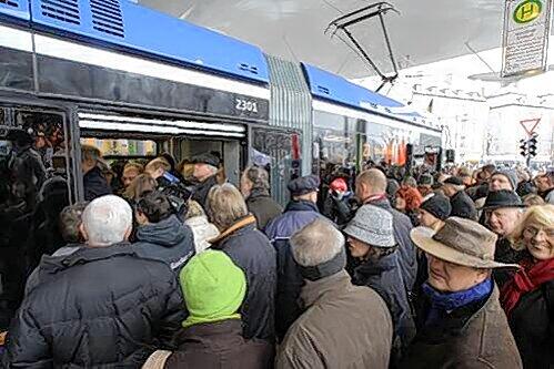 Riesiger Andrang unter dem neuen Dach der Münchner Freiheit: Am Samstag fuhren 27.000 Münchner kostenlos mit der neuen Tram-Linie.