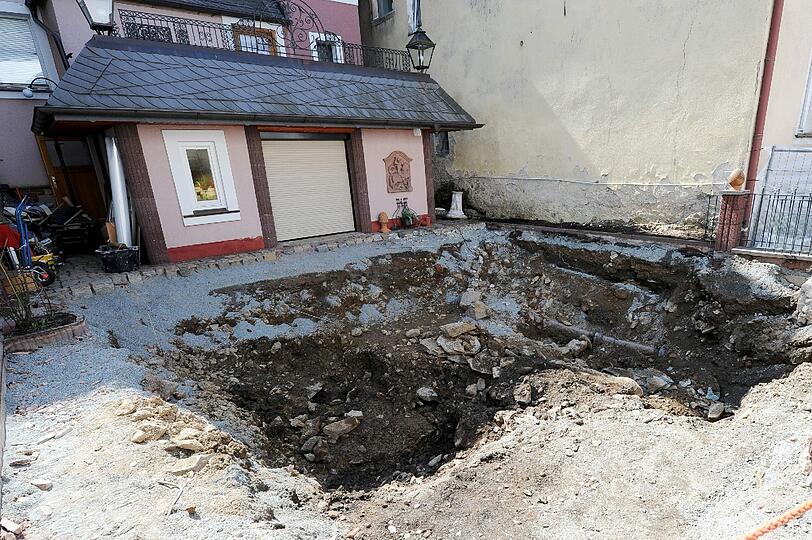 In dem Hinterhof eines Anwesens in Lichtenberg haben die Ermittler ein tiefes Loch gegraben.