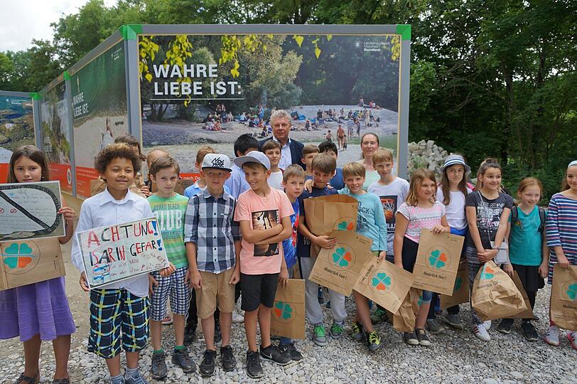 Wahre Liebe ist: die Isar sauber zu halten. Die Grundschüler zeigen, wie&rsquo;s geht, OB Dieter Reiter freut&rsquo;s.