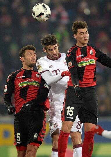 JAVI MARTÍNEZ NOTE 3:
Für den langen Spanier erschwerte Bedingungen auf dem seifigen Untergrund. Allerdings auf der Höhe, wenn er lange Bälle der Freiburger ablief. Wagte sogar Ausflüge nach vorne, dabei etwas ungelenk.