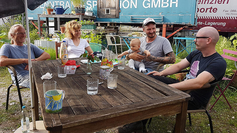 Leben im Stattpark (v. l.): Peter, Julie, Frank mit dem kleinen Vinnie und Merlin.