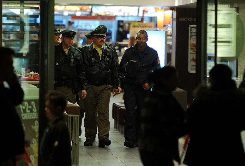 Großeinsatz am Freitagabend: Polizei und Feuerwehr im Münchner Tal.
