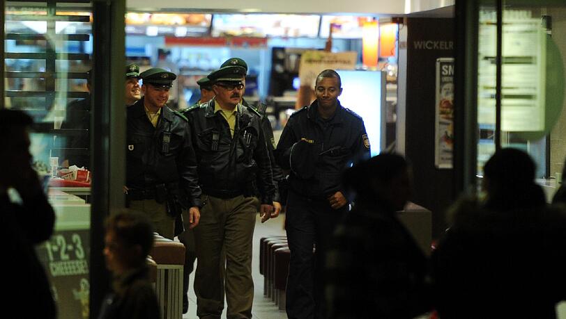 Großeinsatz am Freitagabend: Polizei und Feuerwehr im Münchner Tal. Großeinsatz am Freitagabend: Polizei und Feuerwehr im Münchner Tal.