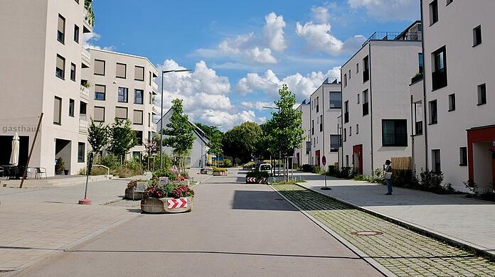 Wie kommen die Sommerstraßen (im Bild die Margarete-Schütte-Lihotzky-Straße) bei den Münchnern an? Eine Umfrage soll dies klären.