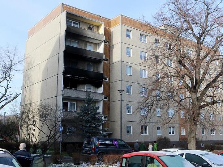 Brandspuren sind an der Fassade des Mehrfamilienhauses in Halberstadt zu erkennen.