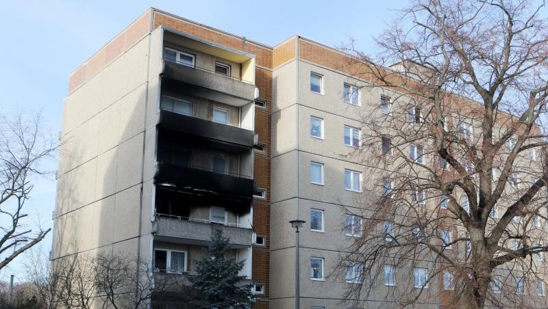 Brandspuren sind an der Fassade des Mehrfamilienhauses in Halberstadt zu erkennen. Brandspuren sind an der Fassade des Mehrfamilienhauses in Halberstadt zu erkennen.