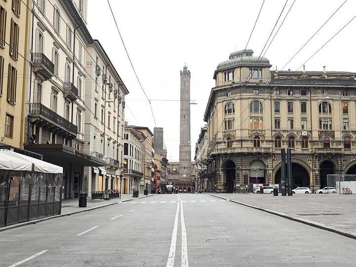 Die Weltgesundheitsorganisation (WHO) sieht erste Hoffnungszeichen, dass die strikten Ausgangsbeschränkungen zur Eindämmung des Coronavirus in Italien Wirkung zeigen. Die Innenstadt von Bologna am gestrigen Nachmittag.
