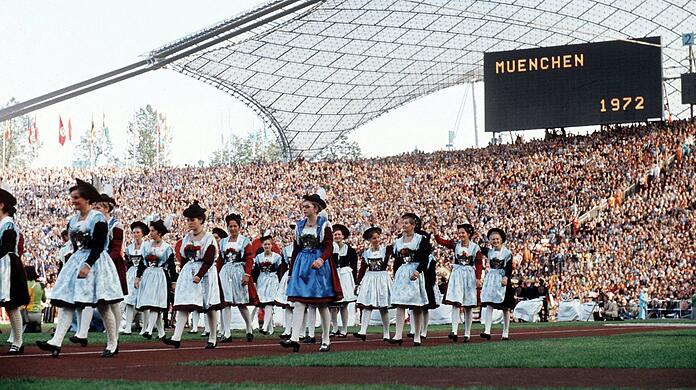 Trachtlerinnen bei der Eröffnung der Sommerspiele 1972 im Olympiastadion.