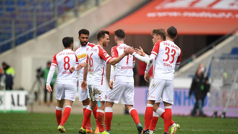 Die Mannschaft von Regensburg klatscht sich nach dem Abpfiff auf dem Platz ab. Die Mannschaft von Regensburg klatscht sich nach dem Abpfiff auf dem Platz ab.