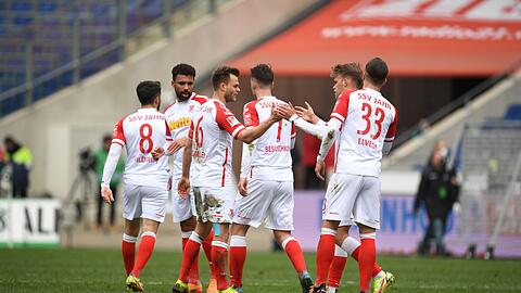 Die Mannschaft von Regensburg klatscht sich nach dem Abpfiff auf dem Platz ab.