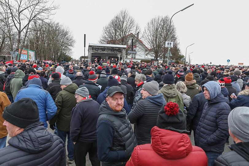 Viele englische Fans sind am Montag zum Jahrestag nach Kirchtrudering gekommen.