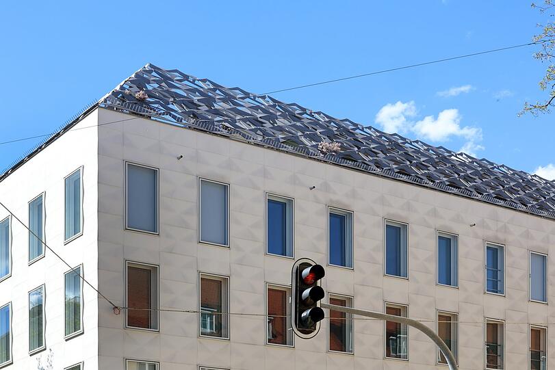 Modernes Konstrukt auf dem Dach der Evangelischen Landeskirche.